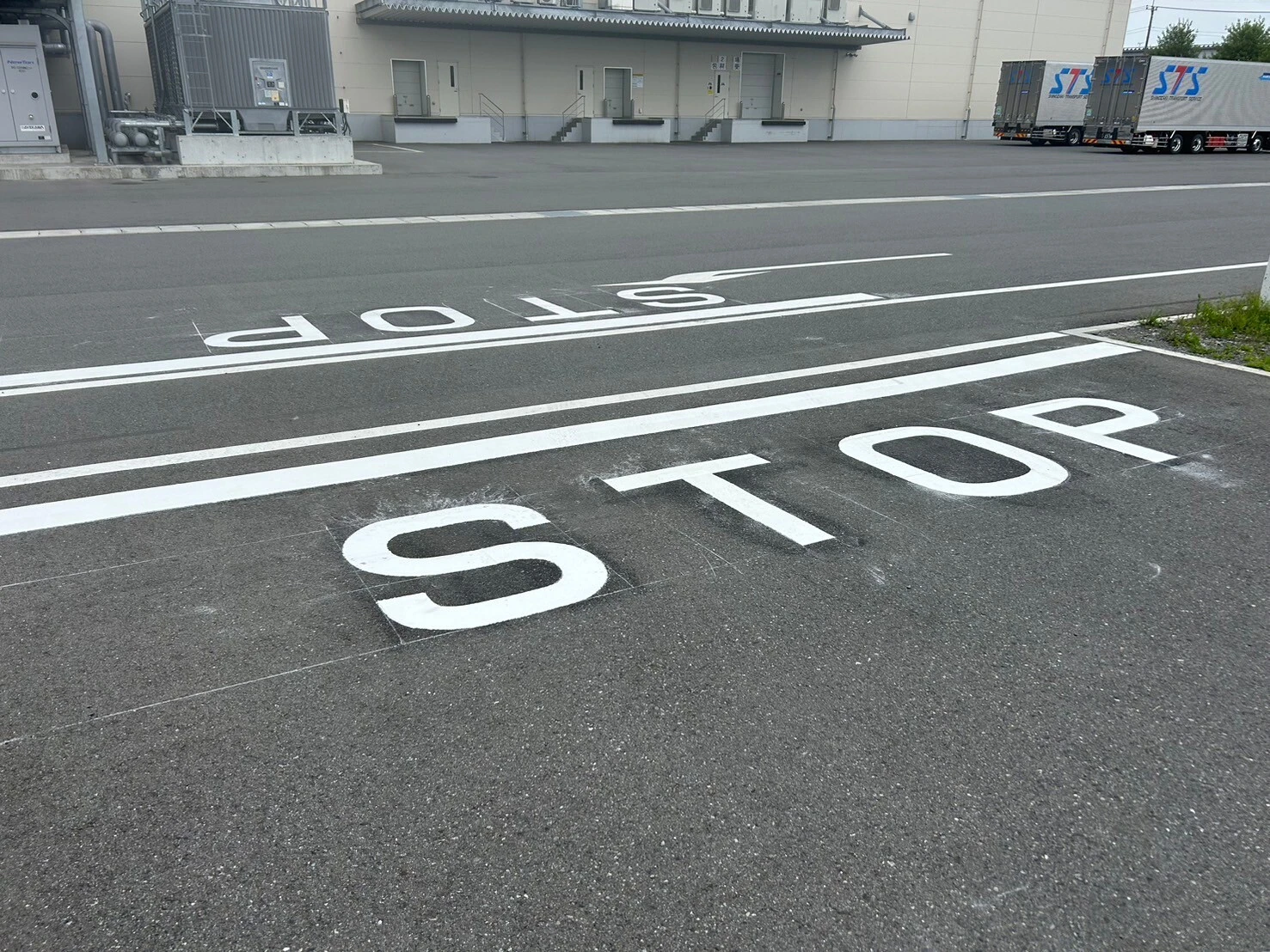 環境と安全を守る、高耐久道路標識のための塗装工事をご提案