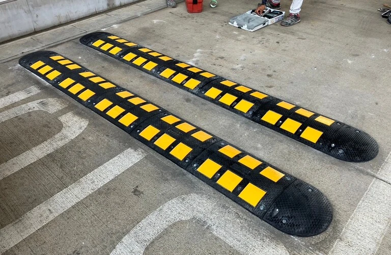安心して通行できる構内を実現！車両用減速帯設置工事